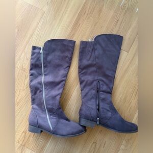 Women’s grey boots. Size 7. Brand new!